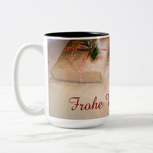 Festliche Geschenke als Weihnachtsmotiv Zweifarbige Tasse (Links)