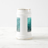 Festliche hellblaue Folie-Schneeflocken-Monogramm- Bierglas (Mittel)