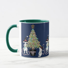 Festliche Hexenmäuse, die ihren Weihnachtsbaum dek Tasse