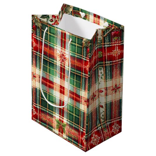 Festliche Karierte Weihnachtsgeschenktasche mit Sc Mittlere Geschenktüte (Vorderseite Schrägansicht)