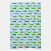 Festliche Krokodile in Weihnachtskostümmuster Geschirrtuch (Vertikal)