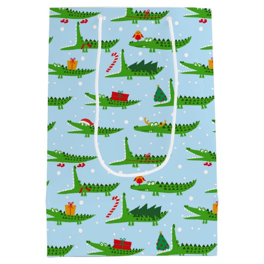 Festliche Krokodile in Weihnachtskostümmuster Mittlere Geschenktüte (Rückseite)