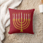 Festliche Menorah Hanukkah Celestial Candles Red Kissen<br><div class="desc">Imitate Goldfolie menorah Kerzen für Ihre Hanukka Feier. Whimsical menorah Illustration mit weißen Sternen bedeckte Himmelskerzen auf einem Imitat Gold menorah Kerzenständer. Menorah Sterne Hanukkah illustrierte Design Geschenke und Papierprodukte.</div>