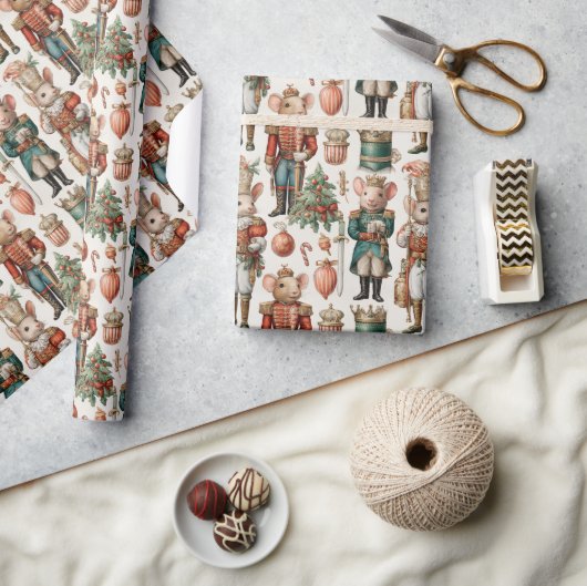 Festliche Nussknacker-Mäuse mit Weihnachtsdekorati Geschenkpapier (Kunsthandwerk)
