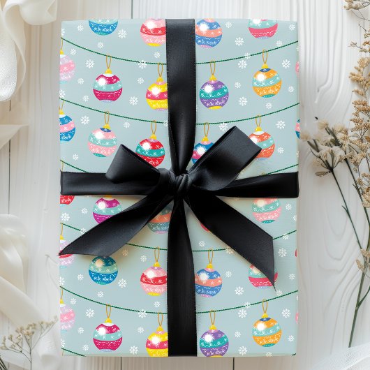 Festliche Ornamente und Schneeflocken Geschenkpapier