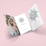 Festliche Pastelle Mint & Pink Weihnachtsschneeflo Karte<br><div class="desc">Diese festliche Minze,  rosa abstrakte Schneeflocke,  fröhliche Weihnachtstypografie und personalisierbarer Text.</div>