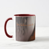 Festliche Priesterin mit Tasse (Links)