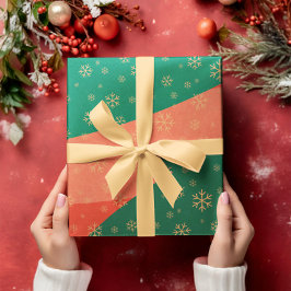 Festliche Schneeflocken auf rotem und grünem Papie Geschenkpapier