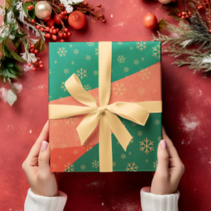 Festliche Schneeflocken auf rotem und grünem Papie Geschenkpapier