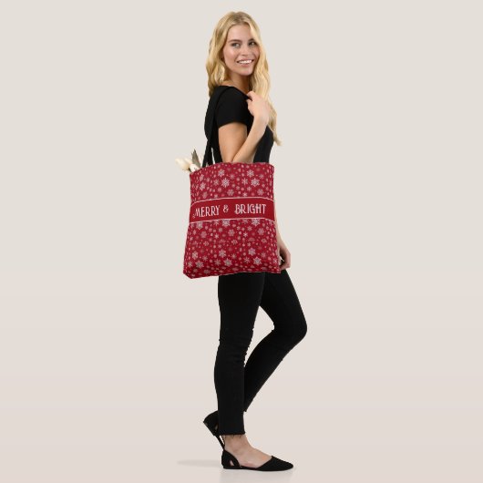 Festliche Schneeflocken-Tasche auf Rot Tasche (Am Model)