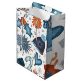 Festliche Wasserfarbe Winterweihnachtsmuster Mittlere Geschenktüte (Vorderseite Schrägansicht)