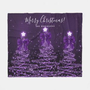 Festliche Weihnachtsbäume mit lila Schleifen Fleecedecke