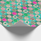 Festliche Zuckerkekse auf hellen Aquamarinen Geschenkpapier (Ecke)