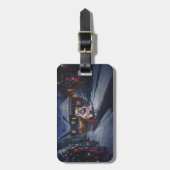 Festlicher Bulldog in einem Winterwunderland - Wei Gepäckanhänger (Vorderseite vertikal)