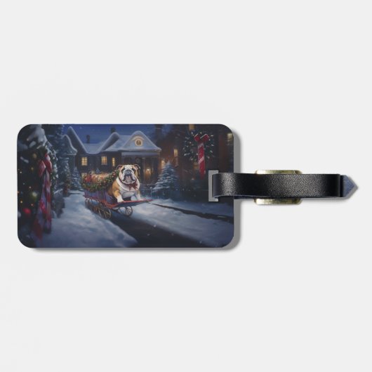 Festlicher Bulldog in einem Winterwunderland - Wei Gepäckanhänger (Rückseite horizontal)