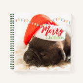 Festlicher Mops in Roter Weihnachtsmannmütze mit W Notizbuch (Vorderseite)