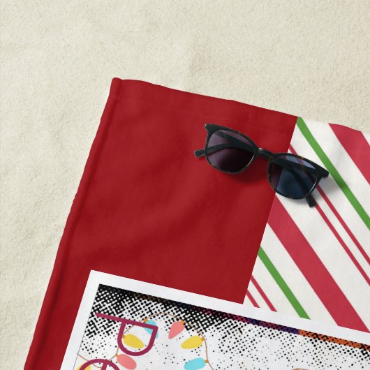 Festlicher Mops in Roter Weihnachtsmannmütze mit W Strandtuch (Beispiel)