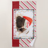 Festlicher Mops in Roter Weihnachtsmannmütze mit W Strandtuch (Vorderseite)