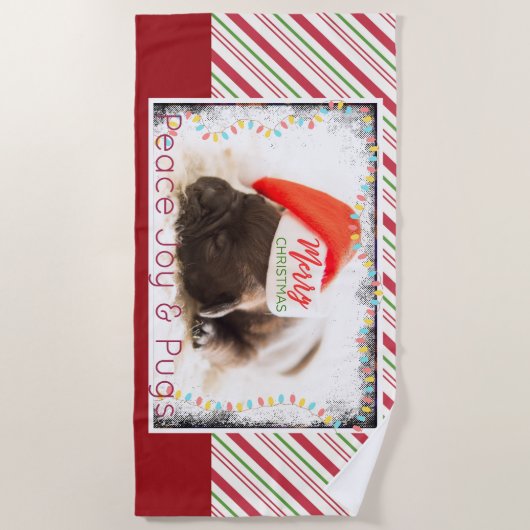 Festlicher Mops in Roter Weihnachtsmannmütze mit W Strandtuch (Vorderseite)