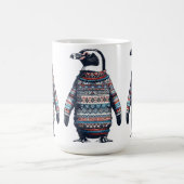 Festlicher Pinguin in einem farbenfrohen Pullover Kaffeetasse (Mittel)