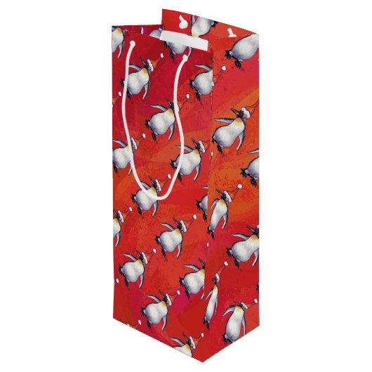 Festlicher Pinguin in einer Weihnachtsmannmütze Geschenktüte Für Weinflaschen (Rückseite Schrägansicht)