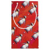 Festlicher Pinguin in einer Weihnachtsmannmütze Kleine Geschenktüte (Rückseite)