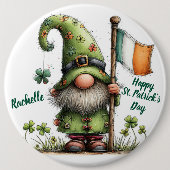 Festlicher St. Patrick's Day Gnom mit irischer Fla Button (Vorderseite)