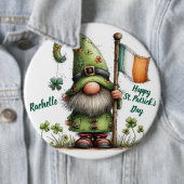 Festlicher St. Patrick's Day Gnom mit irischer Fla Button (Beispiel)
