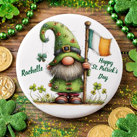 Festlicher St. Patrick's Day Gnom mit irischer Fla Button