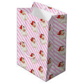 Festlicher Streifen Rosa Retro Weihnachten Mittlere Geschenktüte (Vorderseite Schrägansicht)