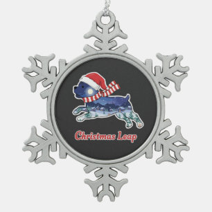 Festlicher Weihnachtshund beim Sprung   Süßer Welp Schneeflocken Zinn-Ornament