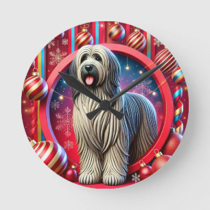Festlicher zotteliger Hund mit Weihnachtsdekoratio Runde Wanduhr