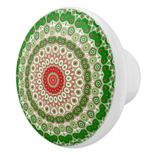 Festliches rotes und grünes Mandala mit festlicher Keramikknauf