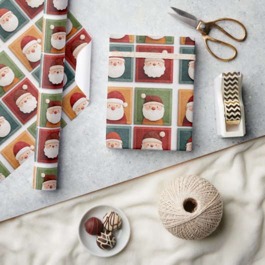 Festliches Santa-Muster in hellen Blöcken Geschenkpapier (Kunsthandwerk)