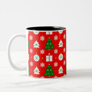 Festliches Weihnachtsmuster mit Bäumen und Schneef Zweifarbige Tasse