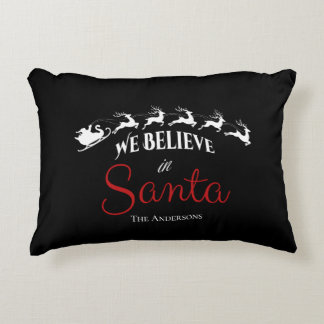 Festliches Wir glauben an Weihnachten Santa schwar Dekokissen