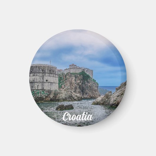Festungsmauern, Felsküste und Meer in Kroatien Magnet (Vorne)