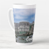 Festungsmauern, Felsküste und Meer in Kroatien Milchtasse (Linke Ecke)