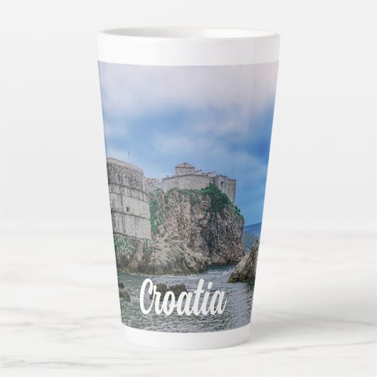 Festungsmauern, Felsküste und Meer in Kroatien Milchtasse (Vorderseite)