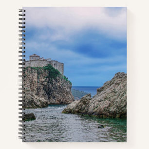 Festungsmauern, Felsküste und Meer in Kroatien Notizblock