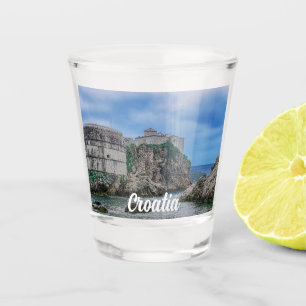 Festungsmauern, Felsküste und Meer in Kroatien Schnapsglas