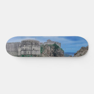 Festungsmauern, Felsküste und Meer in Kroatien Skateboard