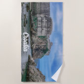 Festungsmauern, Felsküste und Meer in Kroatien Strandtuch (Vorderseite)