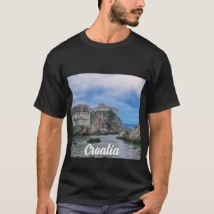 Festungsmauern, Felsküste und Meer in Kroatien T-Shirt