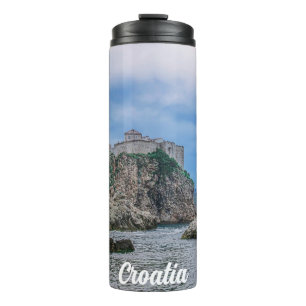 Festungsmauern, Felsküste und Meer in Kroatien Thermosbecher