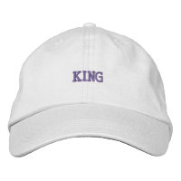 Fett bestickter King-Text auf klassischem White-Ha