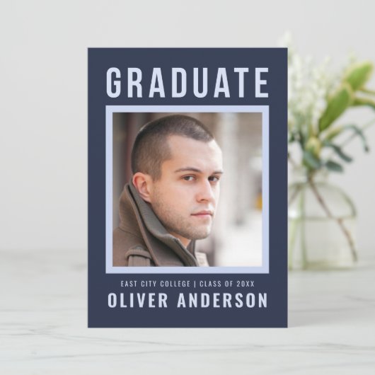 Fett Blue Graduate Ankündigung und Grad Party (Stehend Vorderseite)