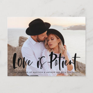 Fett Brush Script Liebe ist Patientenverzögerung Ankündigungspostkarte