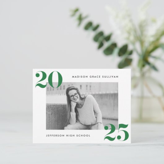 Fett Class of 2025 Green Foto Graduation Party Einladungspostkarte (Stehend Vorderseite)