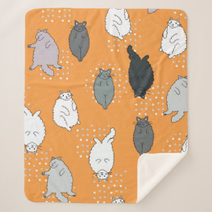 Fett, flauschige Katzen liegen auf dem Rücken. Nie Sherpadecke